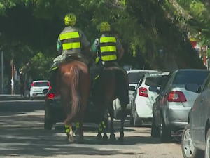 Policiais percorrem a Rua da República, em Porto Alegre (Foto: Reprodução/RBS TV)