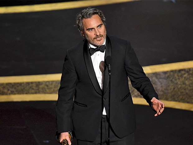 Joaquin Phoenix recebe Oscar de melhor ator por Coringa (Foto: Getty Images)