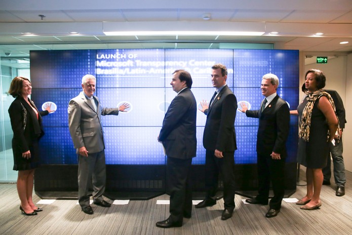 Inauguração do Centro de Transparência Microsoft no Brasil contou com políticos e executivos (Foto: Divulgação / Microsoft)