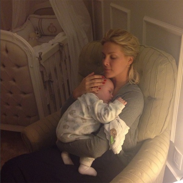Alexandre Jr dorme no colo da mãe (Foto: Reprodução/Instagram)