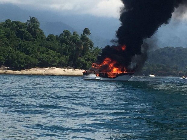 Lancha pegou fogo no mar de Angra dos Reis na tarde desta terça-feira (Foto: Manuela Mattos/TV Globo)