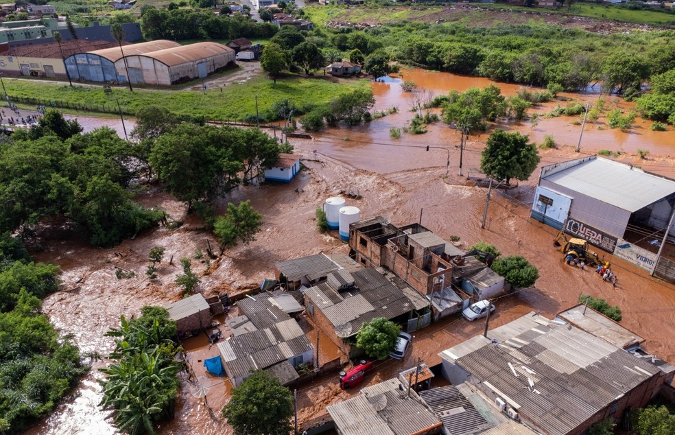 Imagem aérea mostra parte da cidade atingida por grande volume de água   — Foto: Allysson Silva / Emotion Films