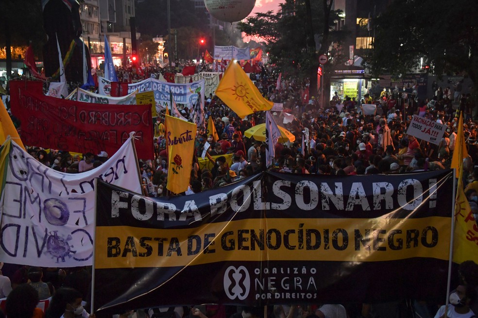 São Paulo - Manifestantes protestam contra o presidente Jair Bolsonaro neste sábado (29) — Foto: Nelson Almeida/AFP