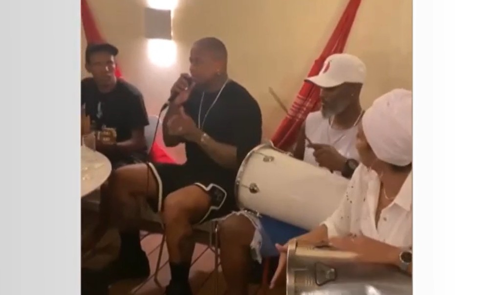 Léo Santana canta na casa de Regina Casé — Foto: Reprodução/Redes Sociais