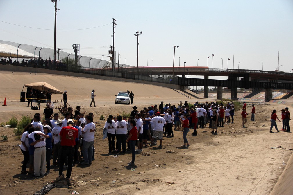 Família se reencontra em fronteira do México com os Estados Unidos (Foto: Herika Martinez/AFP)