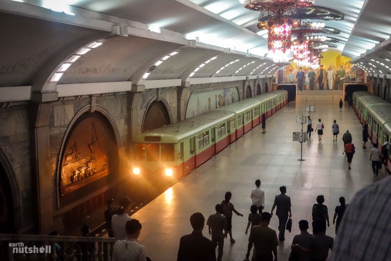 Conheça o metrô da Coreia do Norte (Foto: Elliott Davies)