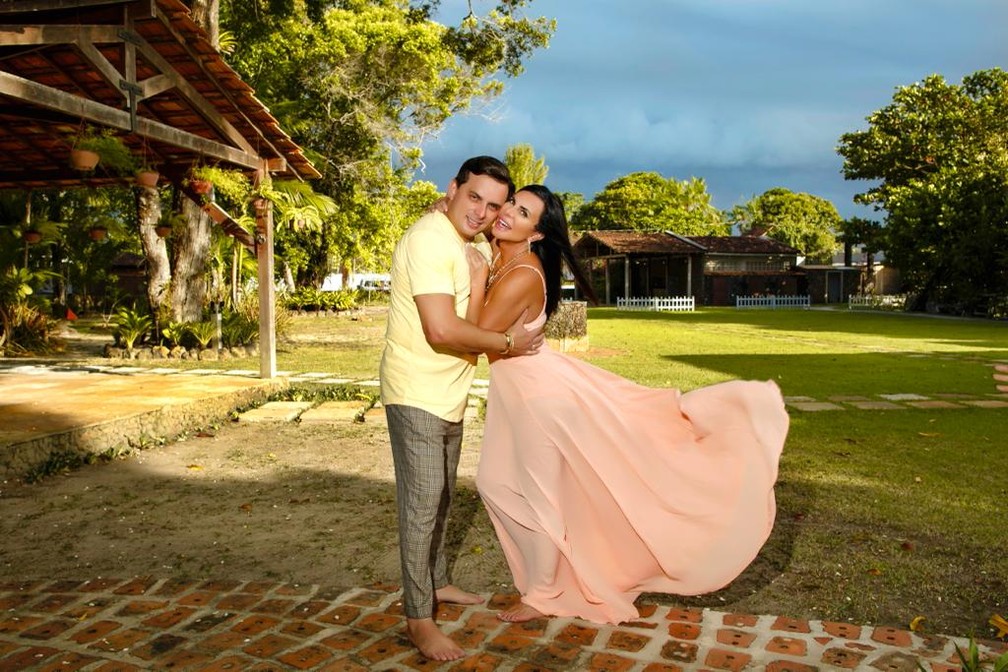Gretchen e o marido Esdras no Pará  — Foto: Carol Marques/Reprodução 