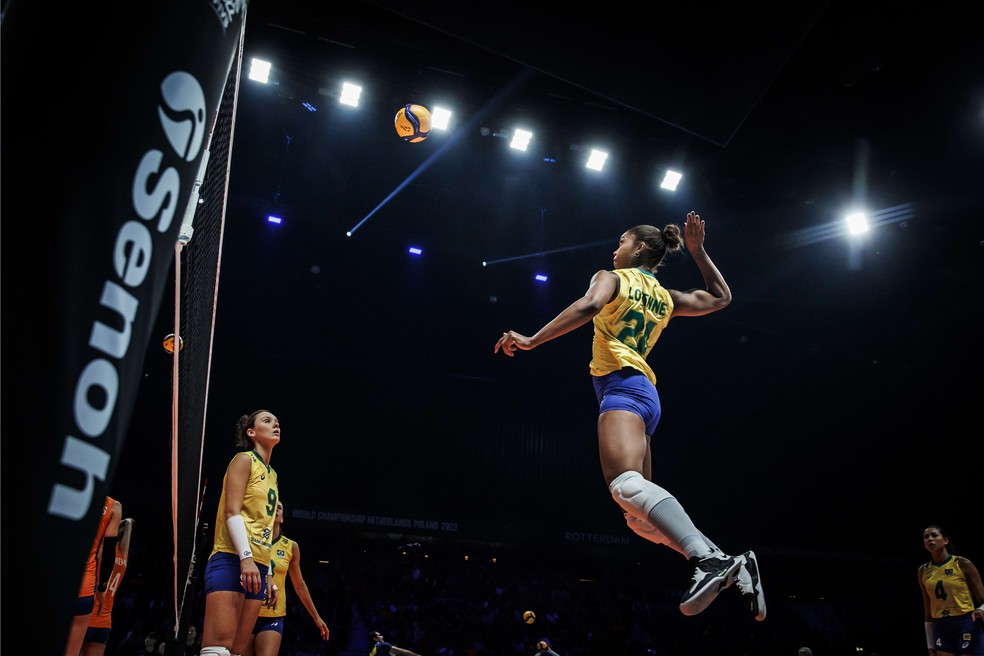 Lorenne salta para atacar em Brasil x Holanda — Foto: Divulgação FIVB