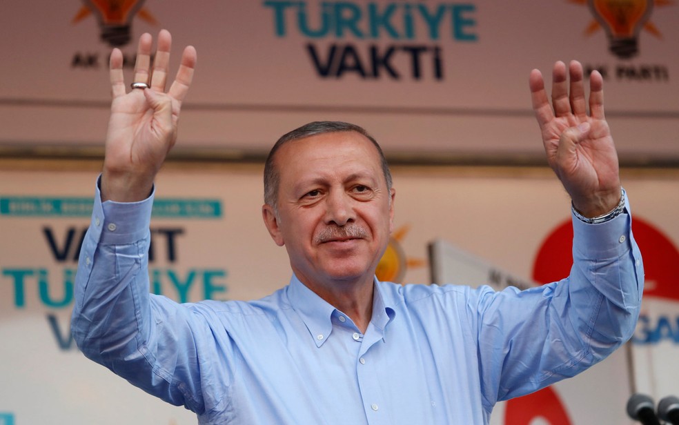 O presidente da Turquia, Recep Tayyp Erdogan, acena durante comício em Mardin, na quarta-feira (20) (Foto: Reuters/Goran Tomasevic)