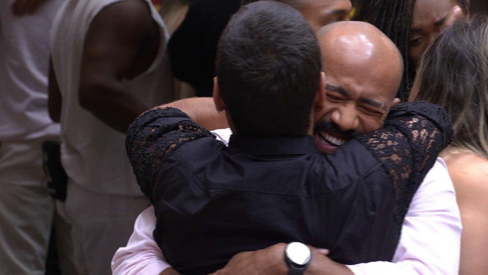 BBB 23: Gabriel Santana abraça Ricardo — Foto: Globo