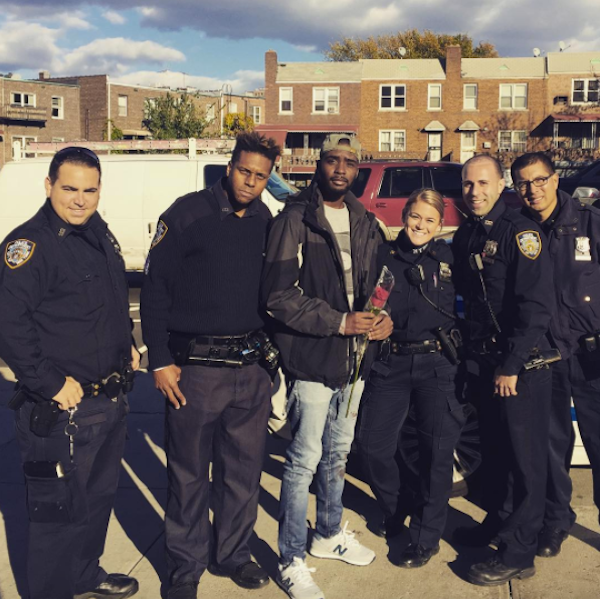 O rapper e ator Moise Morancy com os policiais responsáveis pelo caso (Foto: Facebook)