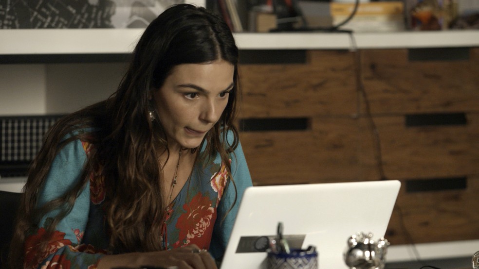 Ritinha fala com Zeca pela internet e implora que ele não conte a ninguém sobre o casamento (Foto: TV Globo)