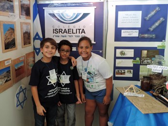 Os alunos Felipe, Luiz e Giovanna mostram trabalhos desenvolvidos em Israel (Foto: Débora Soares/G1)