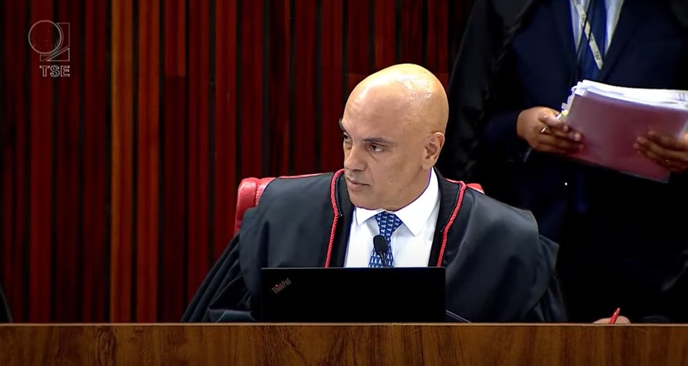 O ministro Alexandre de Moraes, presidente do TSE, participa de sessão do tribunal nesta quinta (6) — Foto: Reprodução