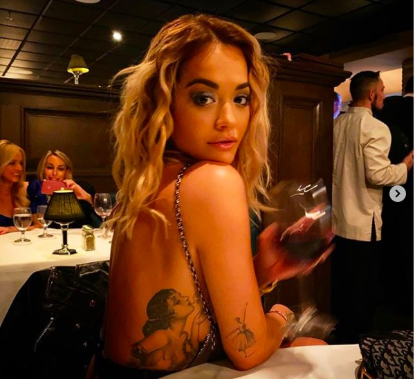 A cantora Rita Ora em um jantar em Los Angeles (Foto: Instagram)