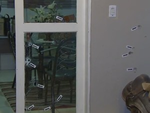 Parede na casa de morador de Arroio dos Ratos ficou crivada de balas (Foto: Reprodução/RBS TV)