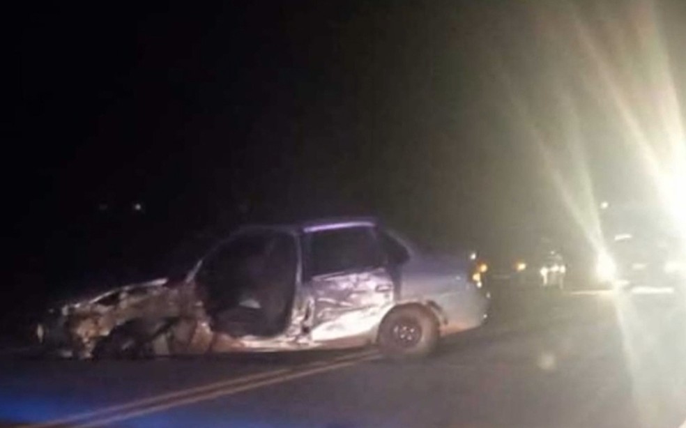 Motorista perdeu o controle da dire&ccedil;&atilde;o do carro e invadiu a pista cont&aacute;ria &mdash; Foto: Reprodu&ccedil;&atilde;o/TV S&atilde;o Francisco