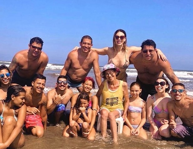 Sheila Mello com a família (Foto: Reprodução/Instagram)