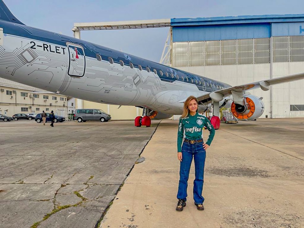 Leila Pereira mostra novo avião do Palmeiras — Foto: Divulgação