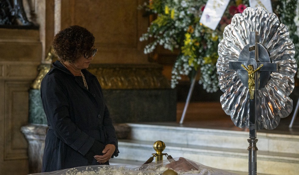 Maria do Céu se despeda de João Gilberto — Foto: Ian Cheibub/AFP