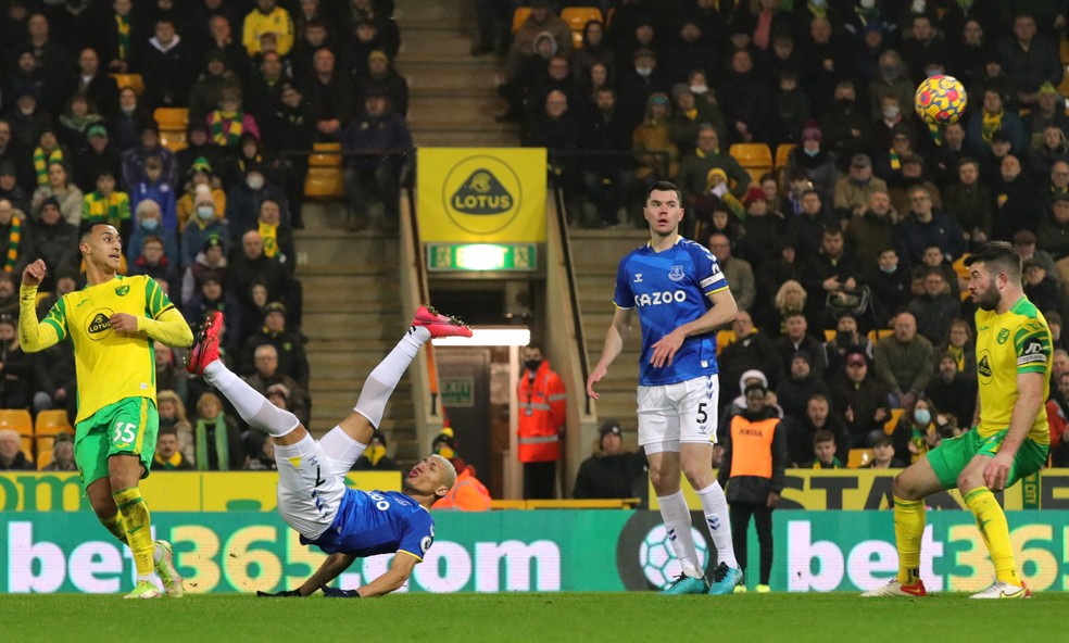 Richarlison faz golaço de bicicleta pelo Everton diante do Norwich — Foto: REUTERS