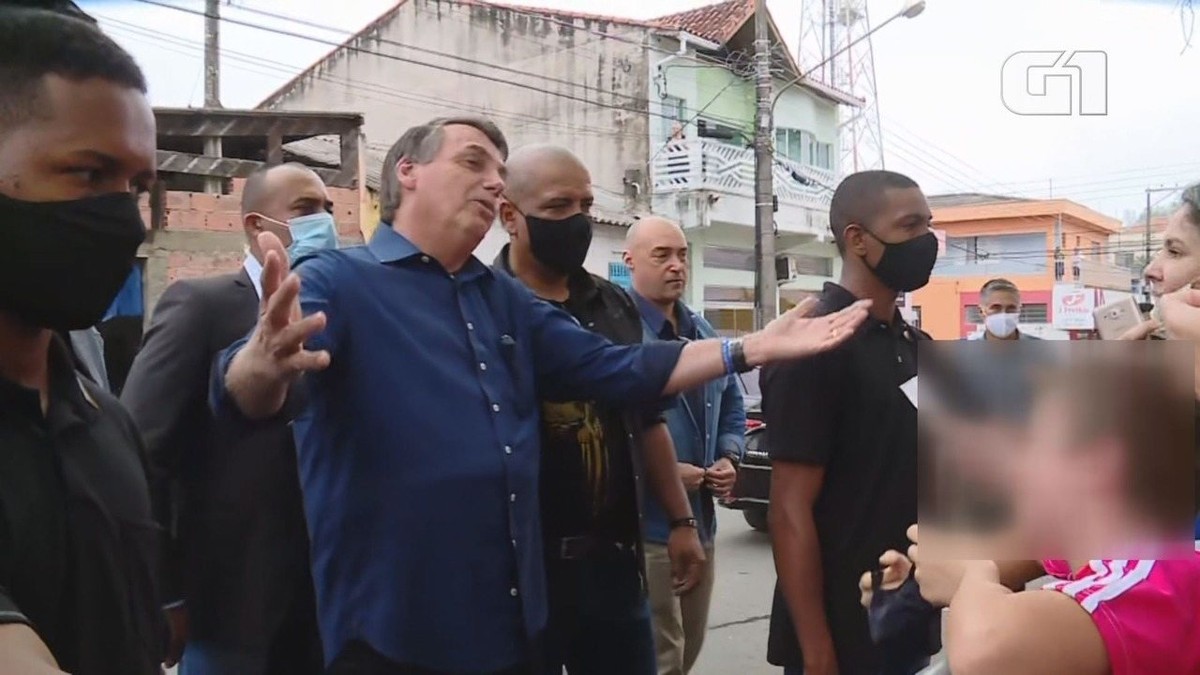 Bolsonaro diz para menino tirar máscara antes de cumprimentá-lo em Eldorado, SP