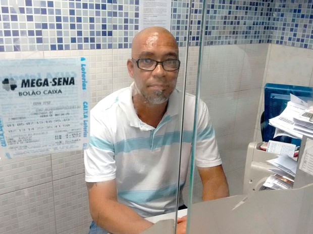 Atendente Elson Cruz fez jogo de ganhador da Mega-Sena em Salvador (Foto: Alan Tiago Alves/G1)