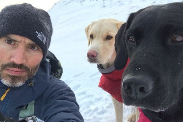 O locutor esportivo Andrew Cotter com seus cachorros (Foto: Twitter)