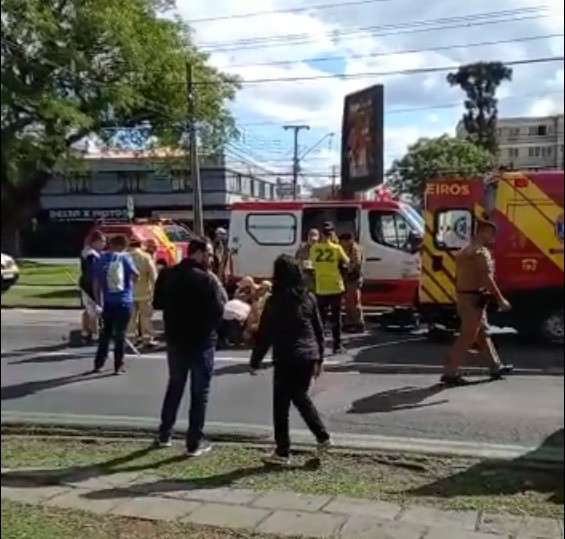 Apoiadores de candidato a deputado federal caem de caminhão e ficam feridos durante ato em Curitiba