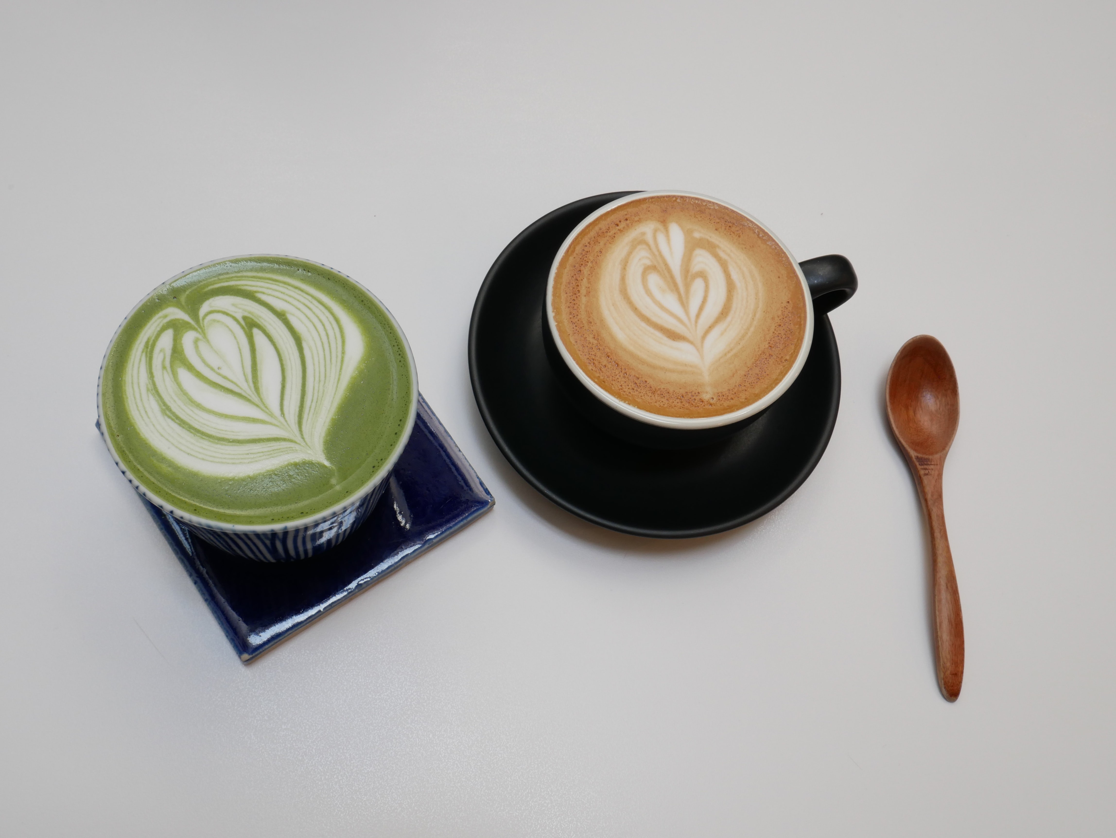 Consumir chá verde e café diariamente pode ser benéfico para a saúde (Foto: Andrew Teoh / Unsplash)