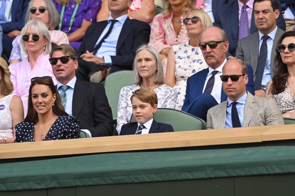 Kate Middleton, príncipe William e o filho mais velho deles, George, na final de Wimbledon (2022) (Foto: Getty Images)