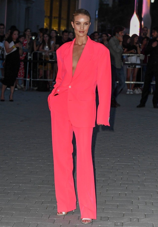 Aposte no flúo! Rosie Huntington-Whiteley lançou mão de um terno da coleção masculina da Versace injetando um tom sexy no visual. (Foto: Backgrid) Aposte no flúo! Rosie Huntington-Whiteley lançou mão de um terno da coleção masculina da Versace injetando um tom sexy no visual. (Foto: Backgrid)