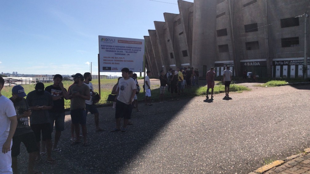 Torcedores aproveitam sombra para esperar pela compra do ingresso de Altos x Flamengo — Foto: Arthur Ribeiro