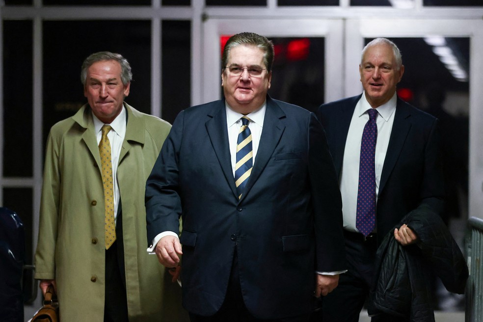 Advogados do grupo comercial de Donald Trump entram em tribunal que condenou organização a pagar multa por fraude fiscal, em 13 de janeiro de 2023. — Foto: Andrew Kelly/ Reuters
