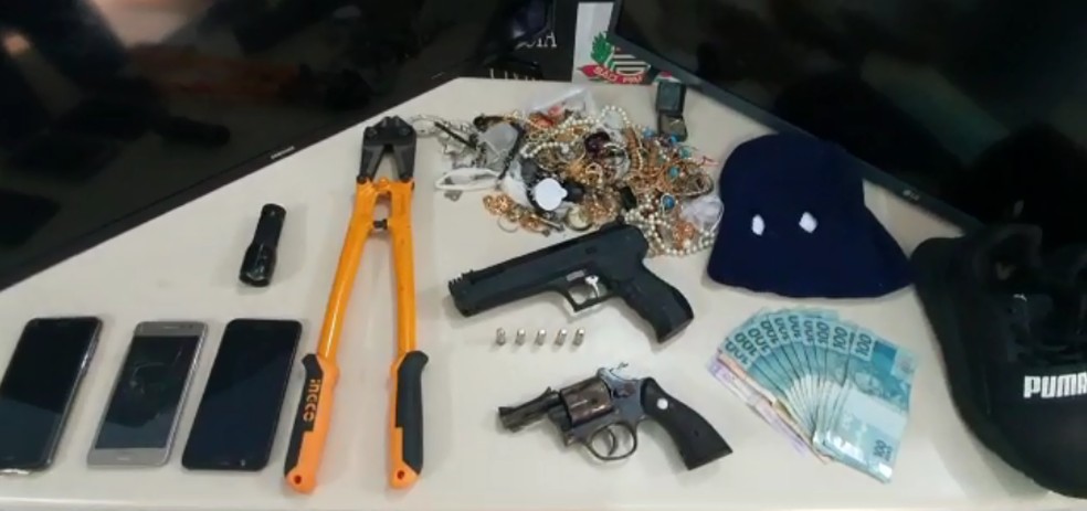 Polícia encontrou joias, dinheiro, aparelhos eletrônicos, um revólver calibre 38, cópia de pistola e outros itens em Macatuba — Foto: Polícia Civil/Divulgação