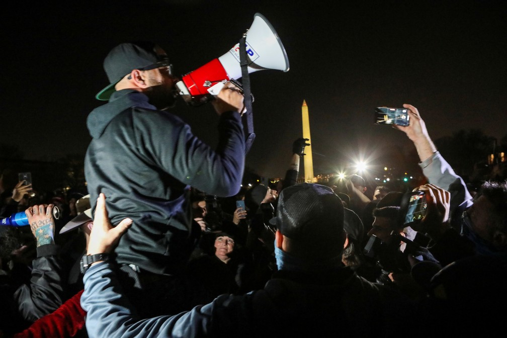  Enrique Tarrio em protestos dos Proud Boys em dezembro de 2020 — Foto: Jim Urquhart/Reuters