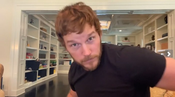 O ator Chris Pratt no vídeo no qual anuncia o leilão de um papel em Jurassic World: Dominion (Foto: Instagram)