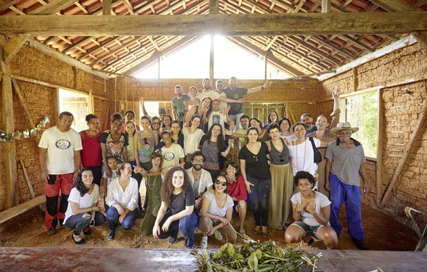 Alunos e comunidade no encerramento da imersão do designer Marcelo Rosembaum, na comunidade Quilombo do IvaporunduvaCRÉDITO OBRIGATÓRIO (Foto: © Luiz Cunha/ISA)
