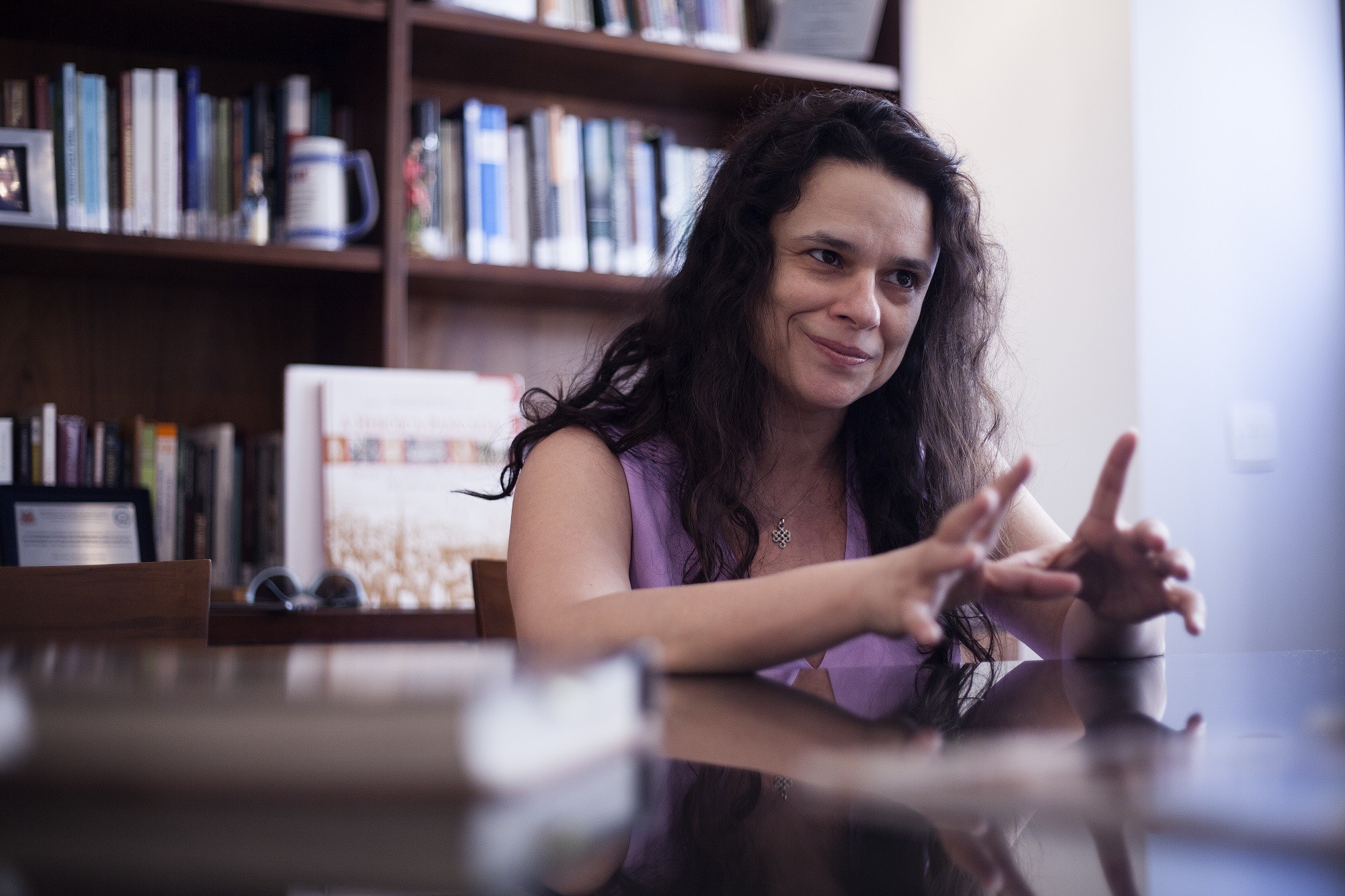 Janaina Paschoal em seu antigo escritório de advocacia, onde recebeu Marie Claire para esta entrevista (Foto: João Bertholini)