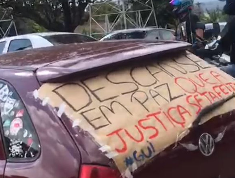 Carro carrega faixa de protesto contra morte de motociclista em Santa Bárbara d'Oeste — Foto: Arquivo pessoal