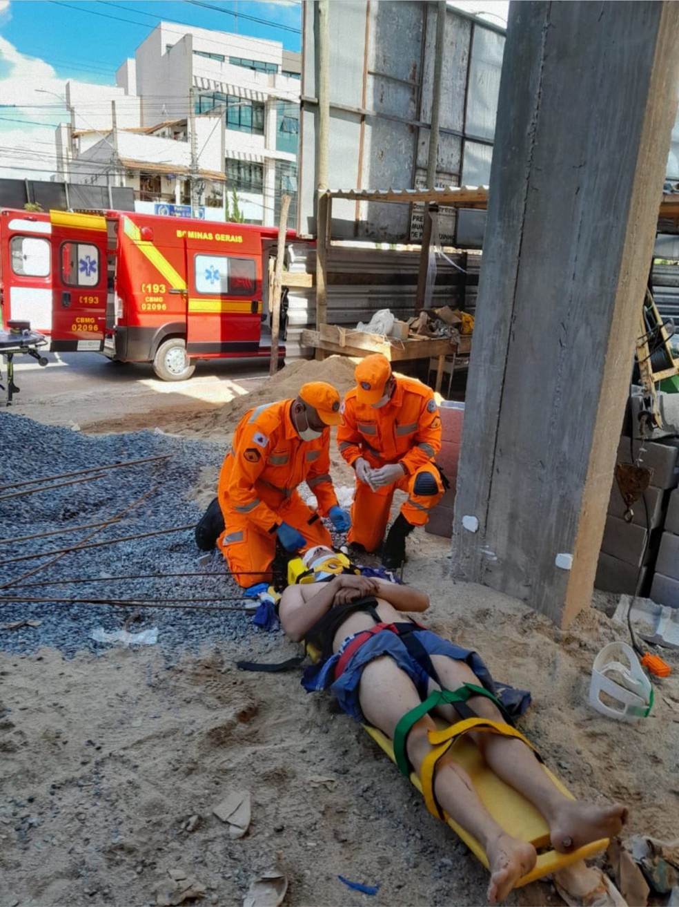 Homem cai de guincho na altura de 12 metros enquanto estava trabalhando numa construção em Pouso Alegre, MG — Foto: Corpo de Bombeiros