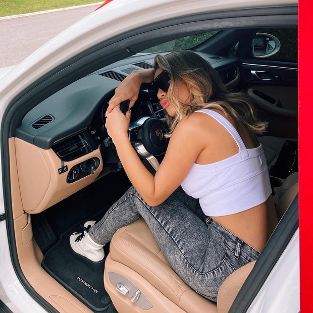 Lexa se autopresenteia com carrão de luxo  (Foto: Reprodução/Instagram)