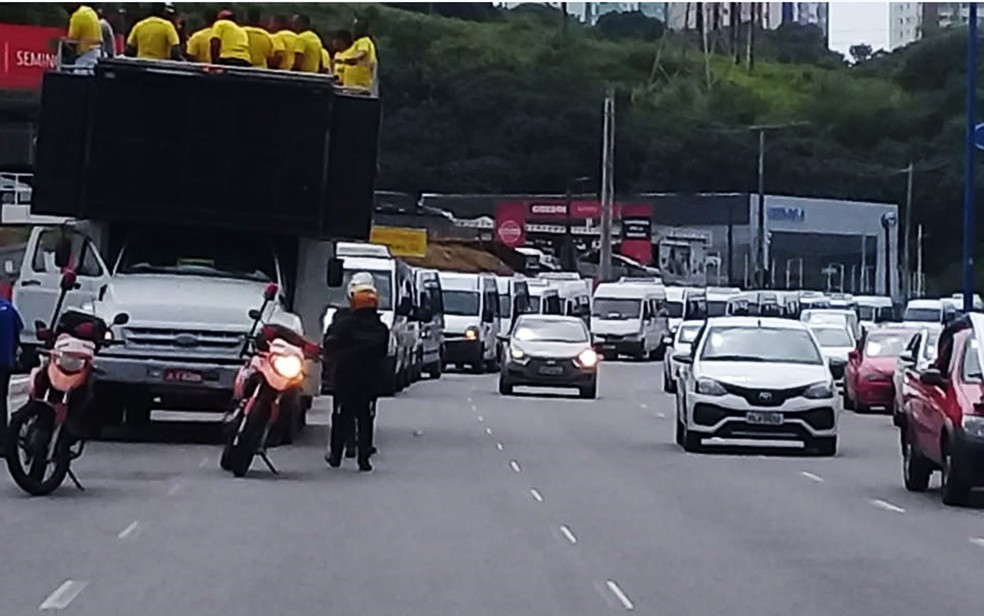 Carreata dos trabalhadores do transporte alternativo passando pela Avenida BonocÃ´, na manhÃ£ desta segunda-feira (22), em Salvador â?? Foto: Cid Vaz/TV Bahia