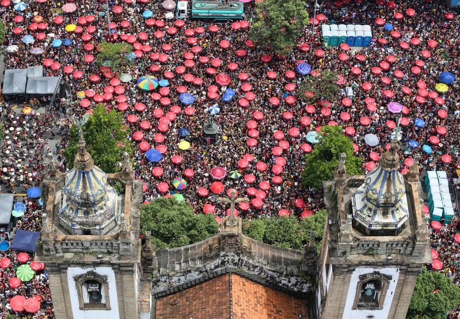 Desfile do Bloco Fogo e Paixão no Rio enche as ruas de foliões