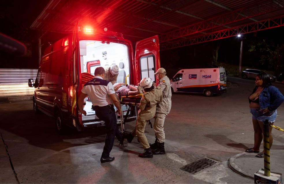 Madrugada no plantão de trauma do Hospital Geral de Nova Iguaçu (Hospital da Posse) — Foto: Márcia Foletto