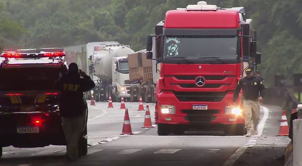 Trânsito foi liberado às 17h30 nesta quarta (7), após nove dias de interdição completa — Foto: RPC