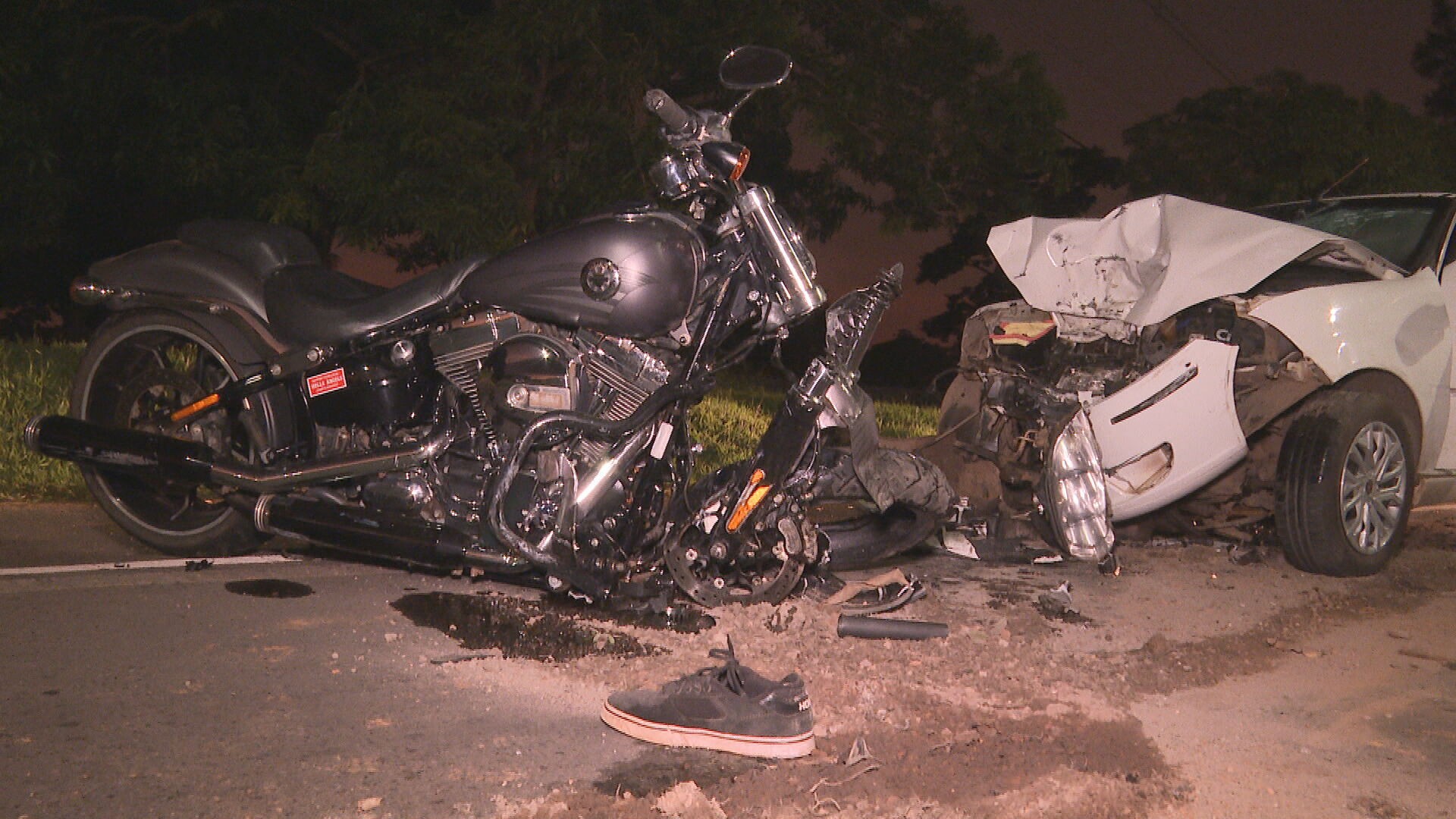 Motociclista morre após bater de frente com carro no Lago Norte, no DF