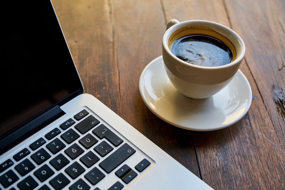 Café e computador — Foto: Engin Akyurt/Pixabay