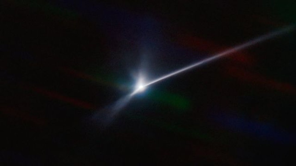 Um rastro de detritos do asteroide atingido por uma espaçonave da Nasa pode ser visto se estendendo por milhares de quilômetros — Foto: CTIO/NOIRLAB/SOAR/NSF/AURA/T KARETA, M KNIGHT
