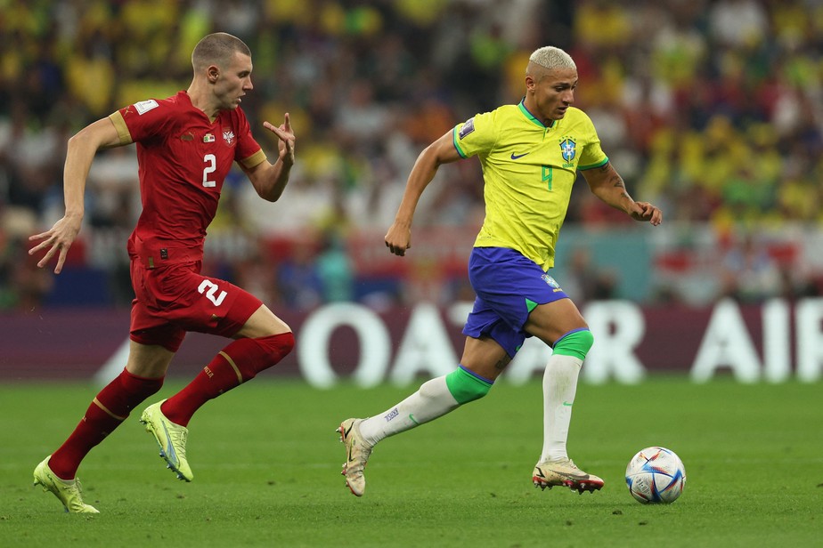 Richarlison em campo pelo Brasil contra a Sérvia